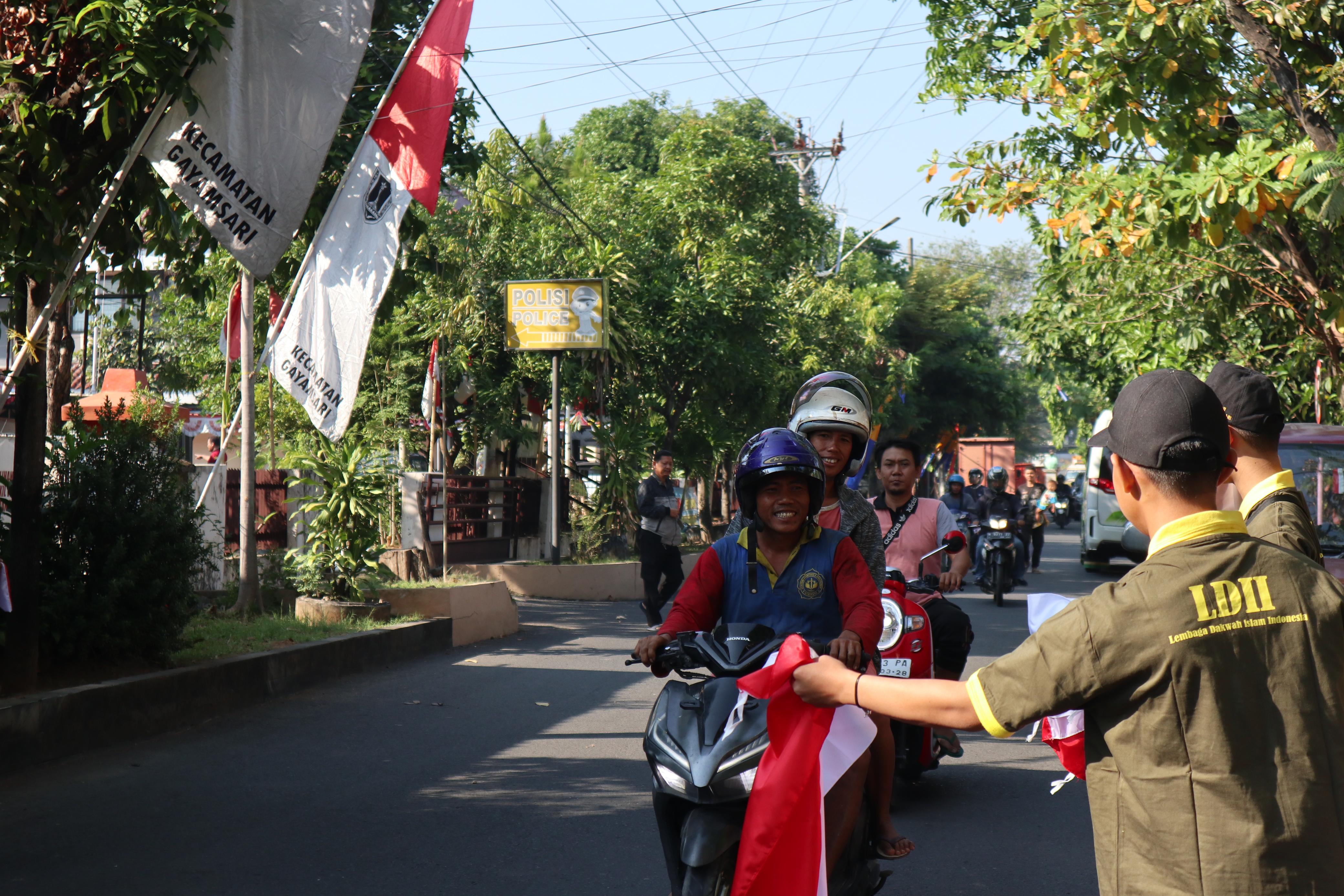 Kerja Bersama Bakti untuk Negeri : Berbagi Bendera