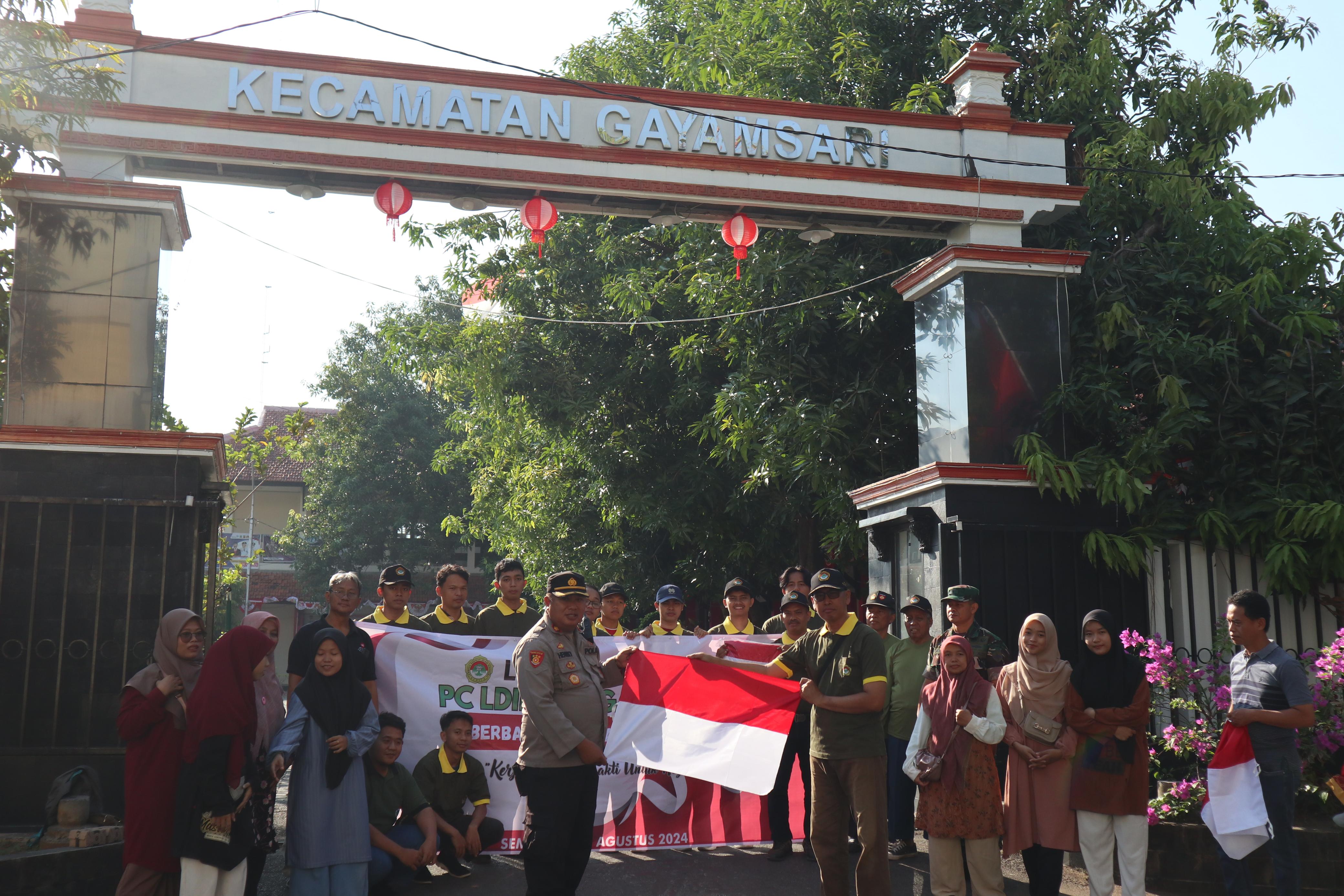 Kerja Bersama Bakti untuk Negeri : Berbagi Bendera